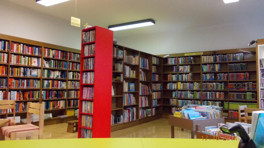Regale in der Bücherei