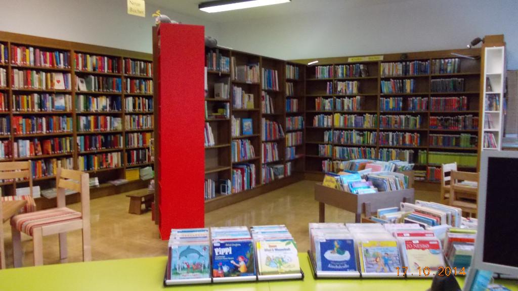 Blick vom MItarbeiterbereich auf die Regale