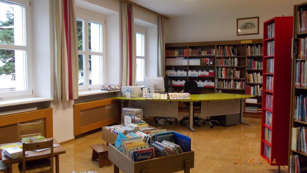 Mitarbeiterbereich - davor Büchertröge, dahinter und seitlich davon Regale