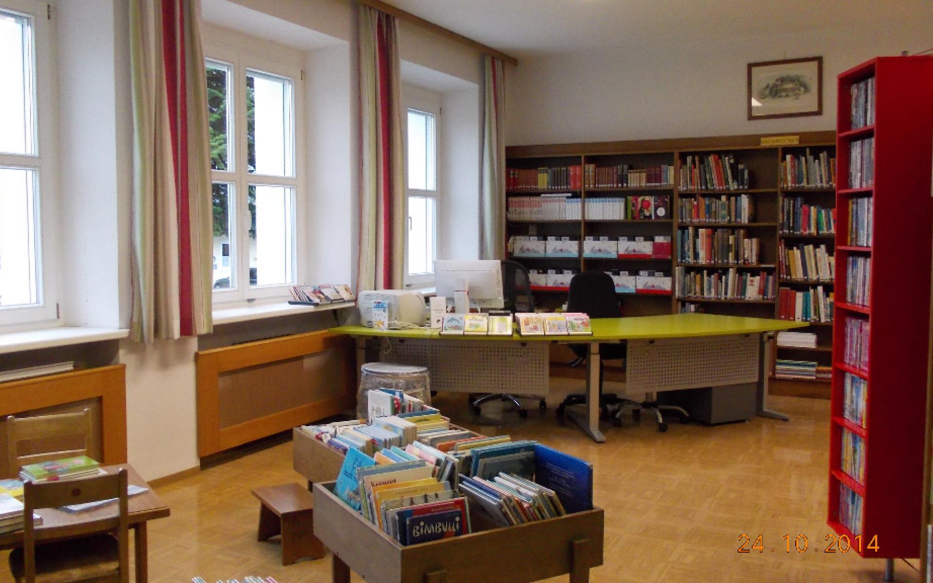 Mitarbeiterbereich - davor Büchertröge, dahinter und seitlich davon Regale